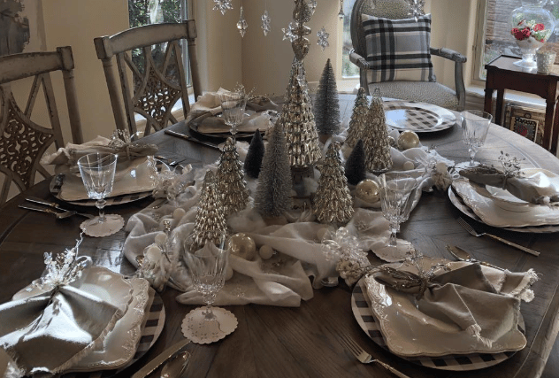 An example of a ‘modern’ Christmas dinner tablescape in silver and white. Pic: @elleandmavenue on Instagram.