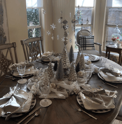 An example of a ‘modern’ Christmas dinner tablescape in silver and white. Pic: @elleandmavenue on Instagram.