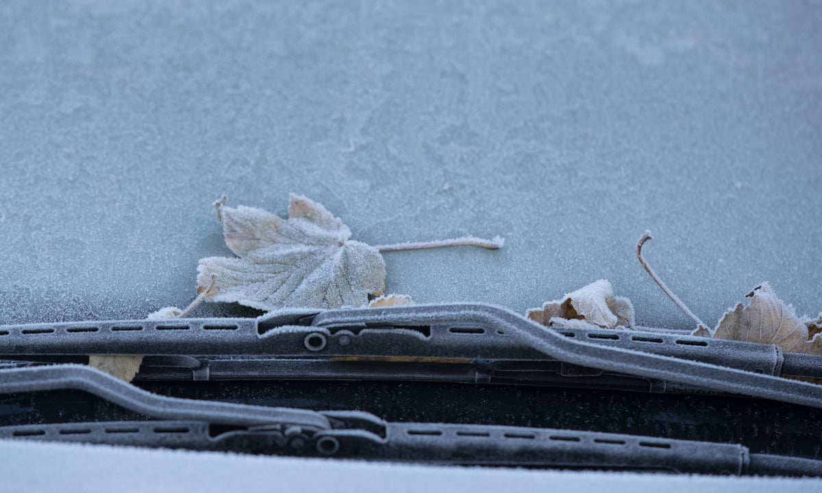 De-icing your windscreen in the winter: Tips on defrosting your car on cold mornings