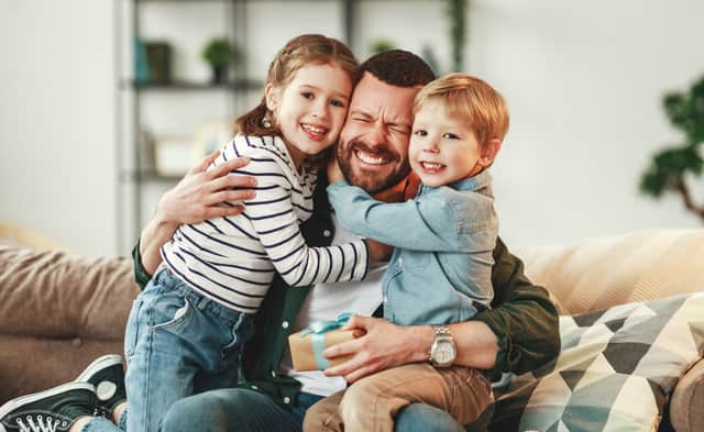 Showing how much dad is loved (photo: Adobe)