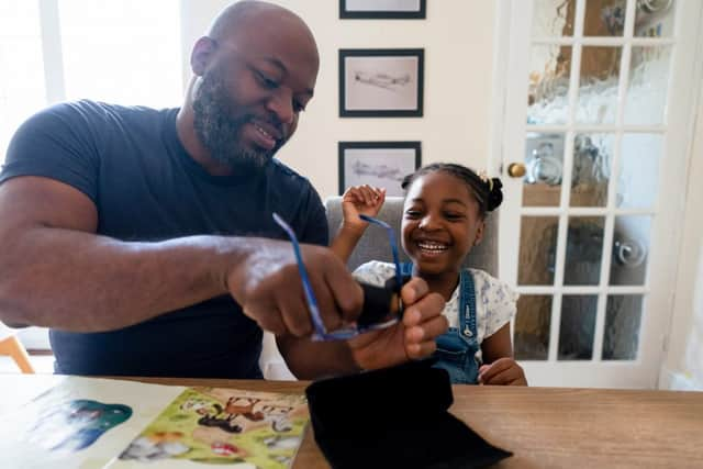 Having fun with dad (photo: Adobe)