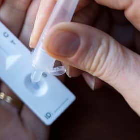 A lateral flow test result is interpreted by the two letters on the device (Photo: Shutterstock)