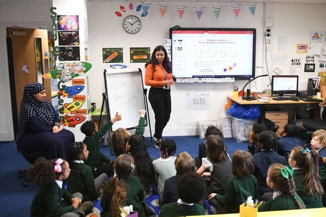 Teacher talking to her primary school students (Photo: DANIEL LEAL-OLIVAS/AFP via Getty Images)