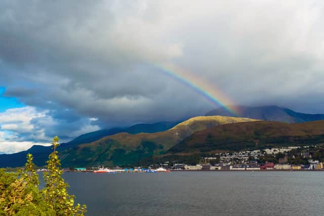 Fort William is a charming town located in Lochaber in the Scottish Highlands. Only five minutes away by car, you can reach the Corpach Shipwreck. 