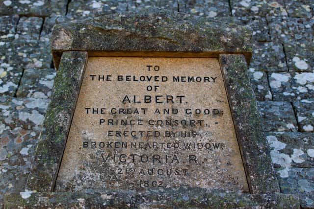 O Cairn do Príncipe Albert foi erguido pela Rainha Vitória um ano após sua morte. Aninhada na propriedade de Balmoral, essa seção do campo escocês guardava boas lembranças para o casal real.
