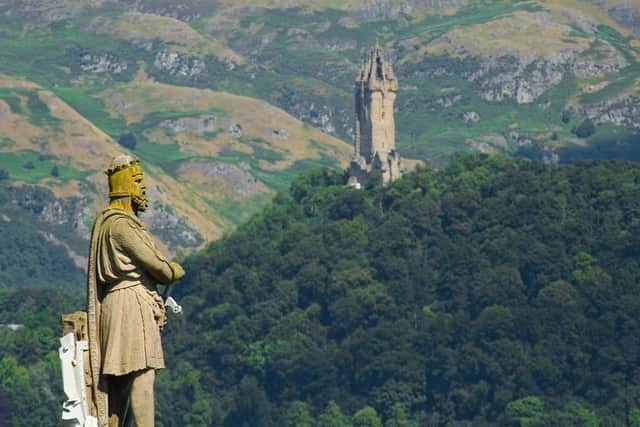 Historic Environment Scot: “A statute of Robert the Bruce, designed by George Cruikshank and sculpted by Andrew Currie in 1876-77. The carved stone statue stands on a square stone pedestal and depicts the king as a tall chain mailed figure resting his hand on the pommel of his sword.” 