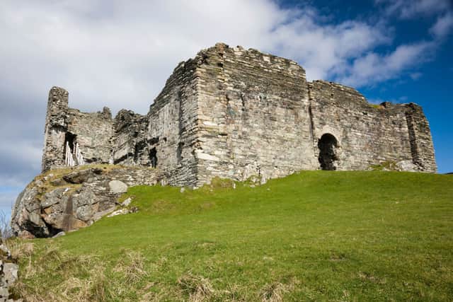 As written by Britain Express: “The ruins of a late 11th or early 12th-century castle built by Suibhne, lord of Argyll, stand on a rocky knoll in southern Knapdale.” 
