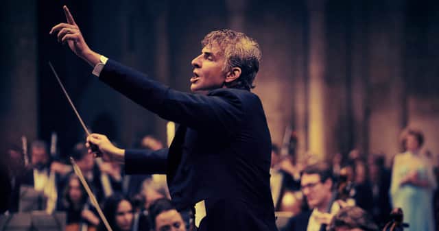 Bradley Cooper stars as Leonard Bernstein in Maestro. Cr. Netflix