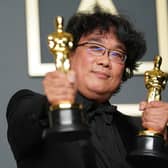 Diretor Bong Joon-ho with two of the four Oscars won by Parasite in 2020.