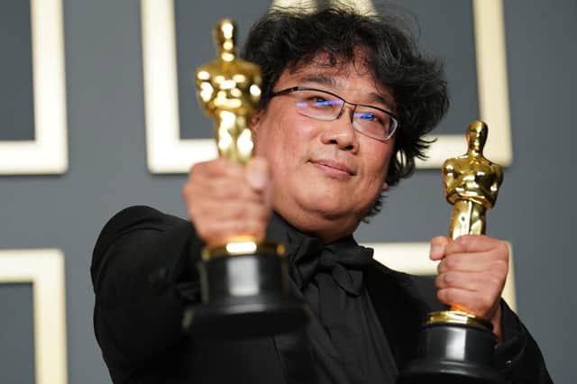Diretor Bong Joon-ho with two of the four Oscars won by Parasite in 2020.