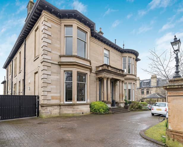 ​What is it? Three-bedroom upper-duplex apartment set in a grand sandstone villa. Ornate period features abound in the 2,300 sq-ft home, which has been decorated to an exceptional standard.