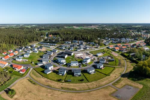 British homeowners can only look with envy at the modernity of Finnish homes, such as this settlement in Lieto. Image: Jamo Images