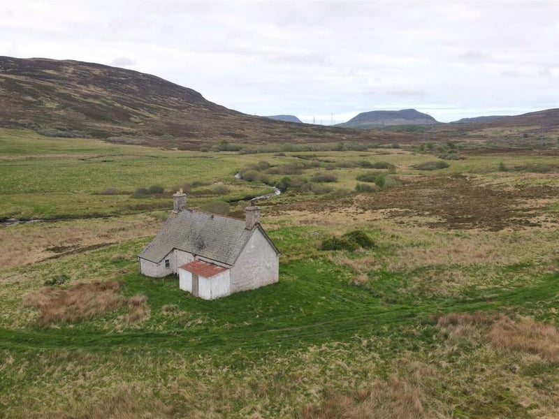 Brae Cottage sits in the hills of Sutherland, with a burn and an abundance of wildlife on the doorstep. The single track road is infrequently used, and provides a route between The Mound (A9) and Bonar Bridge. The villages of Golspie, six
miles north, and Dornoch, eight miles east, have local amenities. Tain, 14 miles south, has major supermarkets.