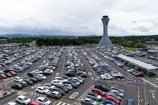 Passengers are being "randomly" quoted different prices for parking at Edinburgh Airport because of an AI trial