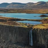On the Trotternish Peninsula in the north of Skye lies the spectacular Kilt Rock (Creag an Fheilidh in Gaelic), a 90-metre-high wall of hexagonal rock.