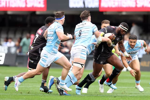 Siya Kolisi breaks through the Glasgow Warriors defence.