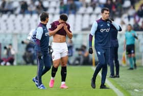 Che Adams of Torino leaves the field with a injury during the Serie A match against Fiorentina at Stadio Olimpico di Torino. (Photo by Valerio Pennicino/Getty Images)