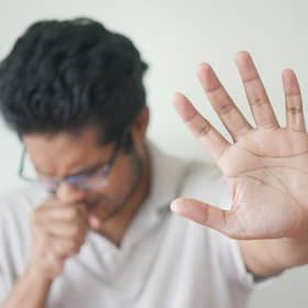 Pharmacist shares how to spot the difference between  sore throat, strep and Covid symptoms.
