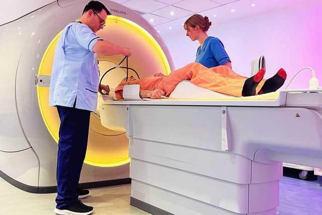 Glenn Campbell receiving a brain scan