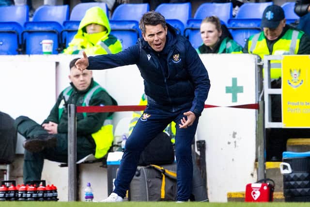 St Johnstone manager Simo Valakari urges his team on.