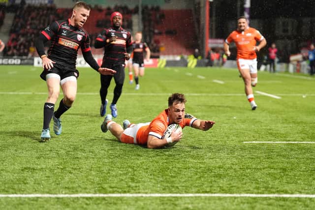 Wes Goosen falls short with an attempt to score a try.