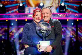 Comedian Chris McCausland and huis professional partner Dianne Buswell have been crowned the 2024 Strictly Come Dancing champions. 