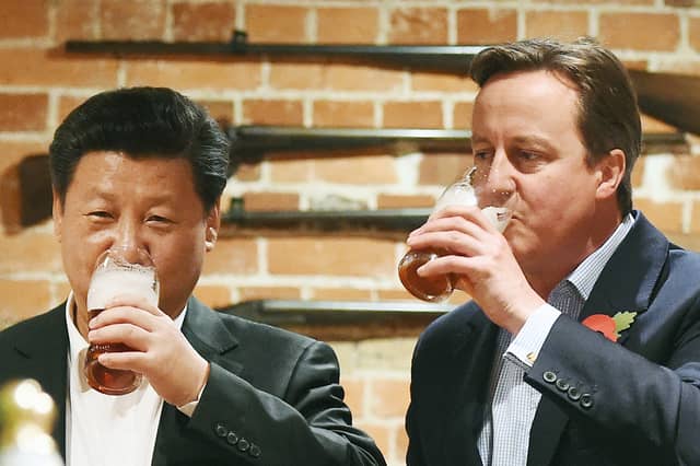 David Cameron and Xi Jinping have a pint in a pub near Chequers in 2015 (Picture: Andy Rain/pool)