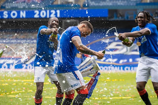 Glen Kamara celebrates his title win with Rangers in 2021. Cr: SNS Group.
