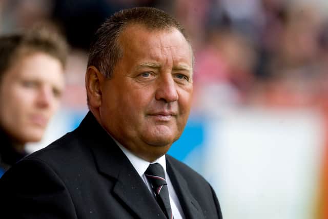 Former Aberdeen and Dunfermline manager Jimmy Calderwood has died aged 69.