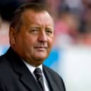 Former Aberdeen and Dunfermline manager Jimmy Calderwood has died aged 69.