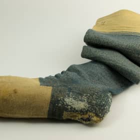 A blue woollen knitted sock owned by Robert Burns, complete with the initials "RB", is among the most popular of artefacts linked to the poet. The size eight socks date to around 1770-1796.