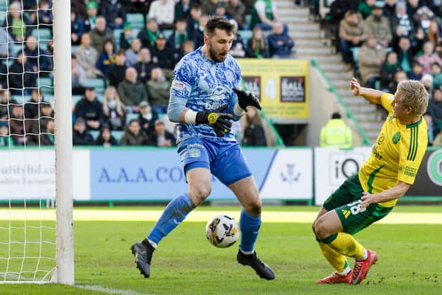 Celtic's Daizen Maeda scores to make it 2-1. (Photo by Ross Parker / SNS Group)