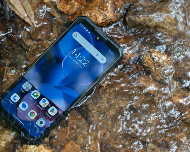 The Doogee S200 has amazing waterproofing and shock-proofing capabilities