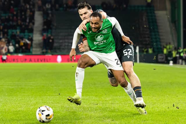 Jordan Obita has extended his stay at Hibs by agreeing a new deal at Easter Road.
