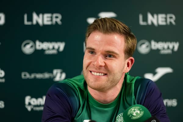 Chris Cadden has signed a new contract with Hibs.