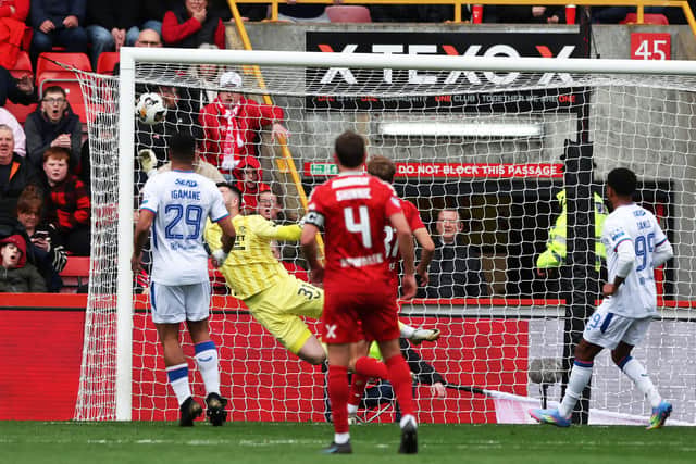 Aberdeen's Leighton Clarkson's free-kick beats Rangers keeper Liam Kelly to put the Dons 1-0 up at Pittodrie.