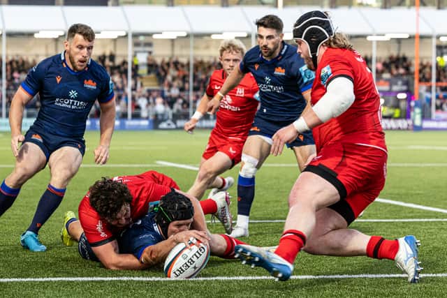 Darcy Graham stretches over the line.