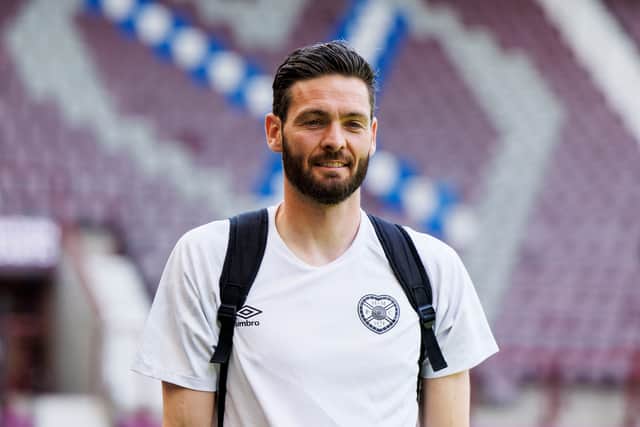 Hearts goalkeeper Craig Gordon has signed a new one-year contract extension.
