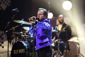 Singer Olly Murs walked off stage in Glasgow last night after just six songs after he admitted he was struggling with his voice. 