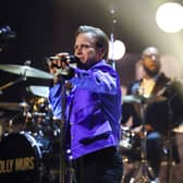 Singer Olly Murs walked off stage in Glasgow last night after just six songs after he admitted he was struggling with his voice. 