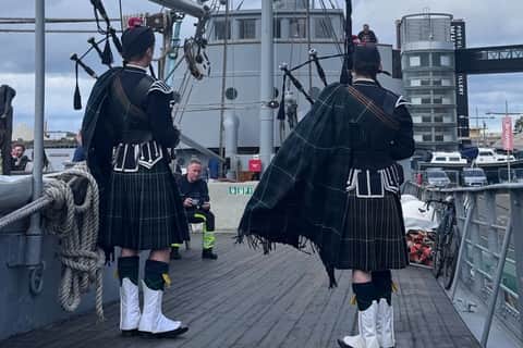 Students from the Loretto School Pipe band played traditional Scottish music onboard D/S Hestmanden on Monday to welcome visitors onto the vessel. 