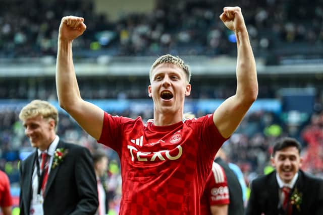 Mats Knoester has signed a new deal with Aberdeen.