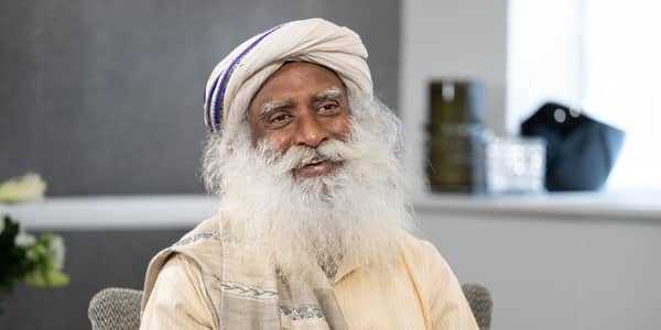 Sadhguru being interviewed by Ralph Blackburn