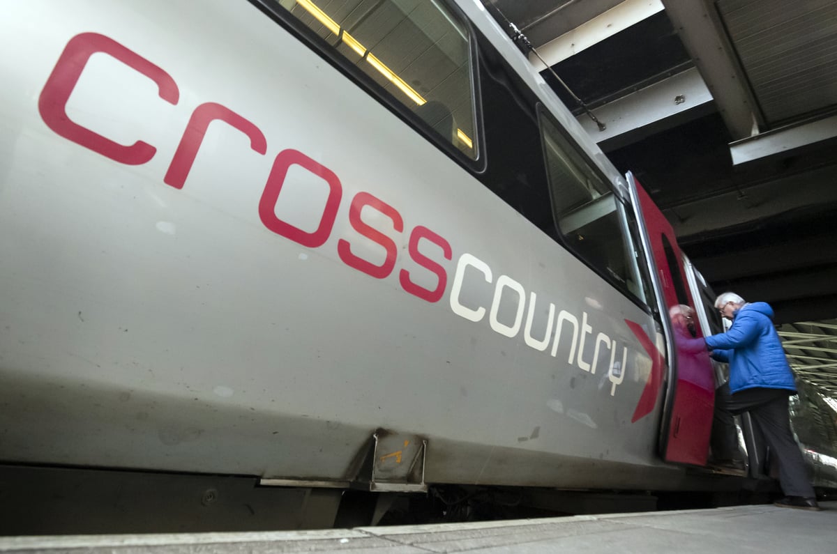 Urgente! Incêndio em Trem Força Evacuação de Centenas de Passageiros em Direção a Edimburgo