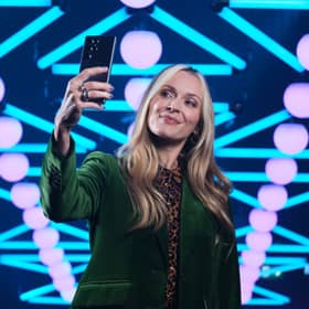 Fearne Cotton has teamed up with Samsung to go back to her chart show roots.