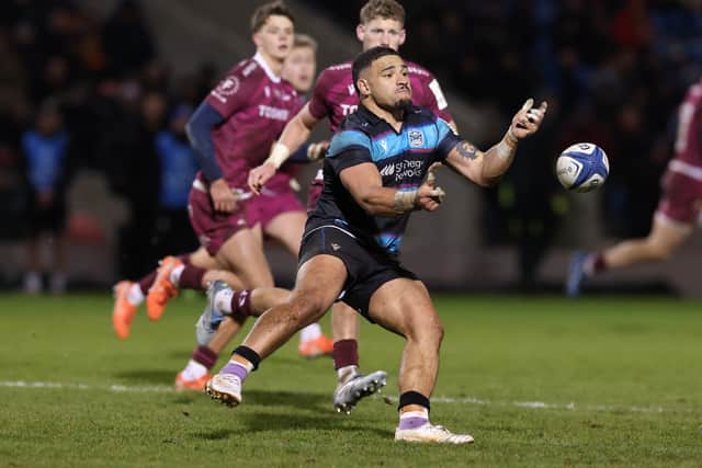 Sione Tuipulotu spins out a pass as Glasgow Warriors won on the road.