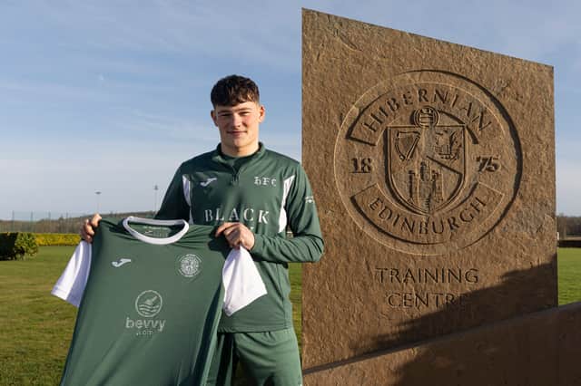Owen Elding has signed for Hibs from Sligo Rovers.