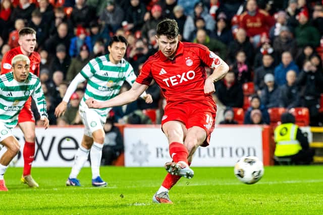 Aberdeen's Kevin Nisbet scores from the penalty spot to make it 1-1 against Celtic at Pittodrie. (Photo by Ross Parker / SNS Group)