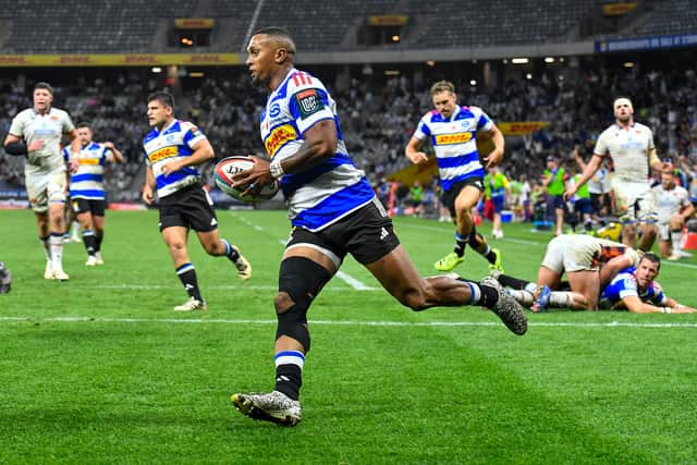 Leolin Zas of the Stormers scores a try against Edinburgh Rugby.