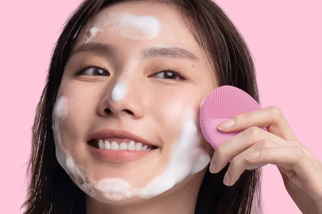 I've been using the FOREO Luna 4 mini Facial Cleansing Brush & Face Massager for a month - here's why it's worth the money. Pictured posed by FOREO model.